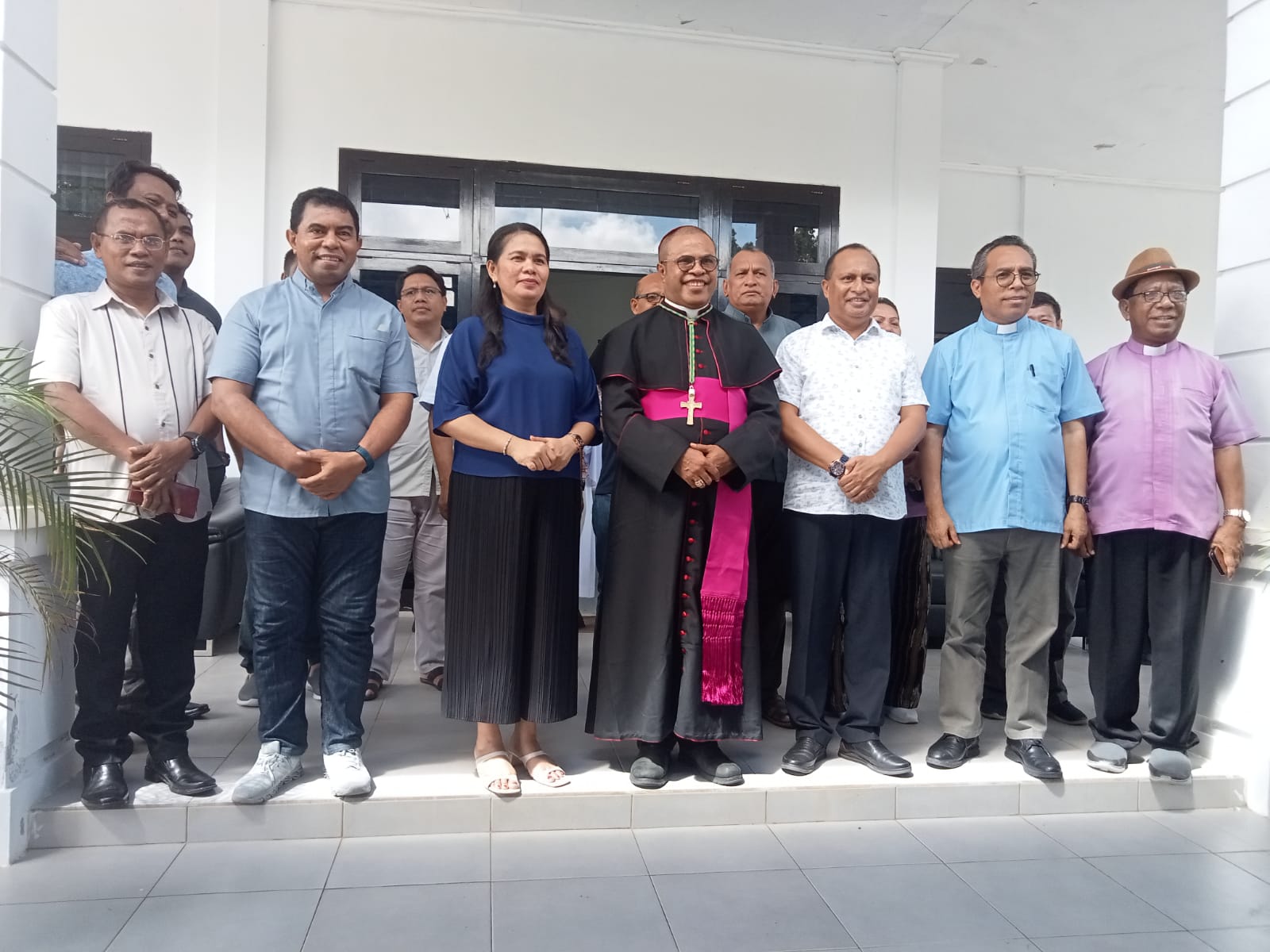 Uskup Diosis Amboina, Mgr Senno Ngutra dan rombongan berpose bersama Penjabat Bupati KKT di kediaman Sekda KKT,