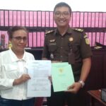Kejaksaan Negeri Saumlaki memperlihatkan sertifikat kepemilikan tanah milik tersangka kasus dugaan korupsi SPPD fiktif BPKAD Kabupaten Tanimbar.