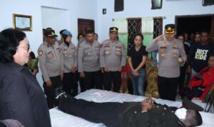 Tangis Meledak di Rumah Duka, Saat Datang Titipan Duka dari Kapolda Maluku