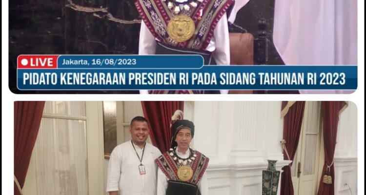 Kolose Foto Presiden Jokowi mengenakan pakaian adat Tanimbar.