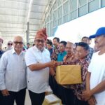 Gubernur Maluku, Murad Ismail menyerahkan bantuan kepada Gabungan Kelompok Tani Pulau Buru di Namlea, Sabtu (2/9).-f:ARA-
