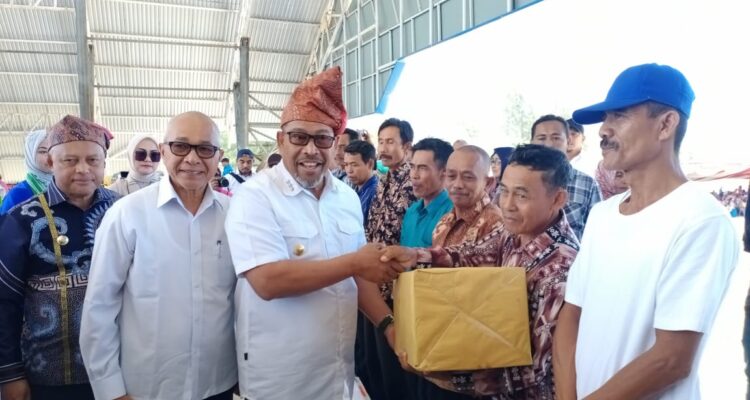 Gubernur Maluku, Murad Ismail menyerahkan bantuan kepada Gabungan Kelompok Tani Pulau Buru di Namlea, Sabtu (2/9).-f:ARA-