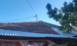 Rumah Jadi Tiang Listrik, Minta Dipindahkan Eh Kepala PLN Malah Minta Uang Rokok!