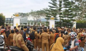 Brigjen Chandra Tak Berdaya; Honorer Satpol PP Ngamuk, Palang 3 Pintu Kantor Bupati