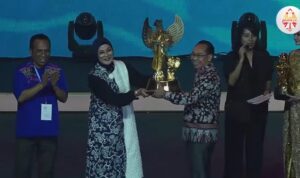 Widya Serahkan Piala Bergilir ke Panitia Nasional