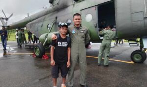 Ehem… Ketua PPS Manusela Pertama Kali Naik Helikopter; Ikut Distribusi Logistik Pemilu