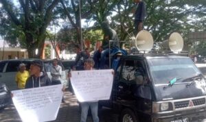 Tolak 10 Koperasi Siluman, Mahasiswa Buru Demo Dinas Lingkungan Hidup