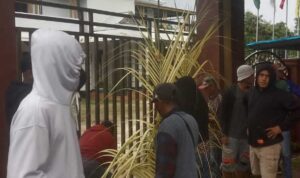 Ini Penyebab Kantor KPU Maluku Tenggara Disasi Adat, Oknum KPU Diduga Terlibat