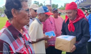 Kaum Dhuafa di Saparua Terima Bantuan dari Pemkab Maluku Tengah