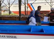 Nelayan Ambon Terima Bantuan Perahu dari Kemensos