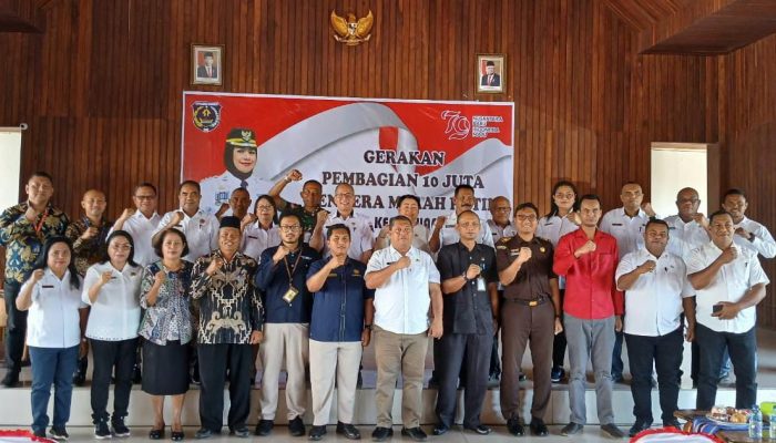 Kesbangpol Bagi 10 Juta Bendera Merah Putih di Tanimbar