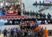 Bendera Merah Putih Dibentangkan pada Kedalaman 15 Meter di Dasar Laut Teluk Ambon