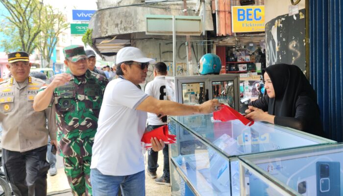 Pemprov Maluku Bagi-bagi 6.300 Bendera Merah Putih