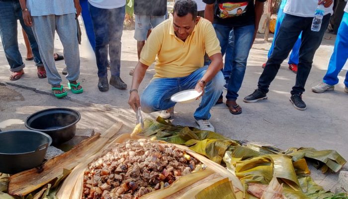 Warga Eliasa Sambut Lalamafu Dengan Makanan Khas Bakar Batu