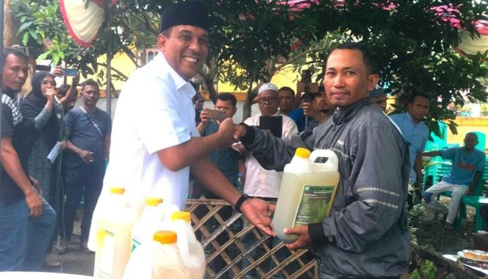 Zulkarnain Bantu Pupuk Organik OZAN pada 30 Kelompok Tani di Maluku Tengah