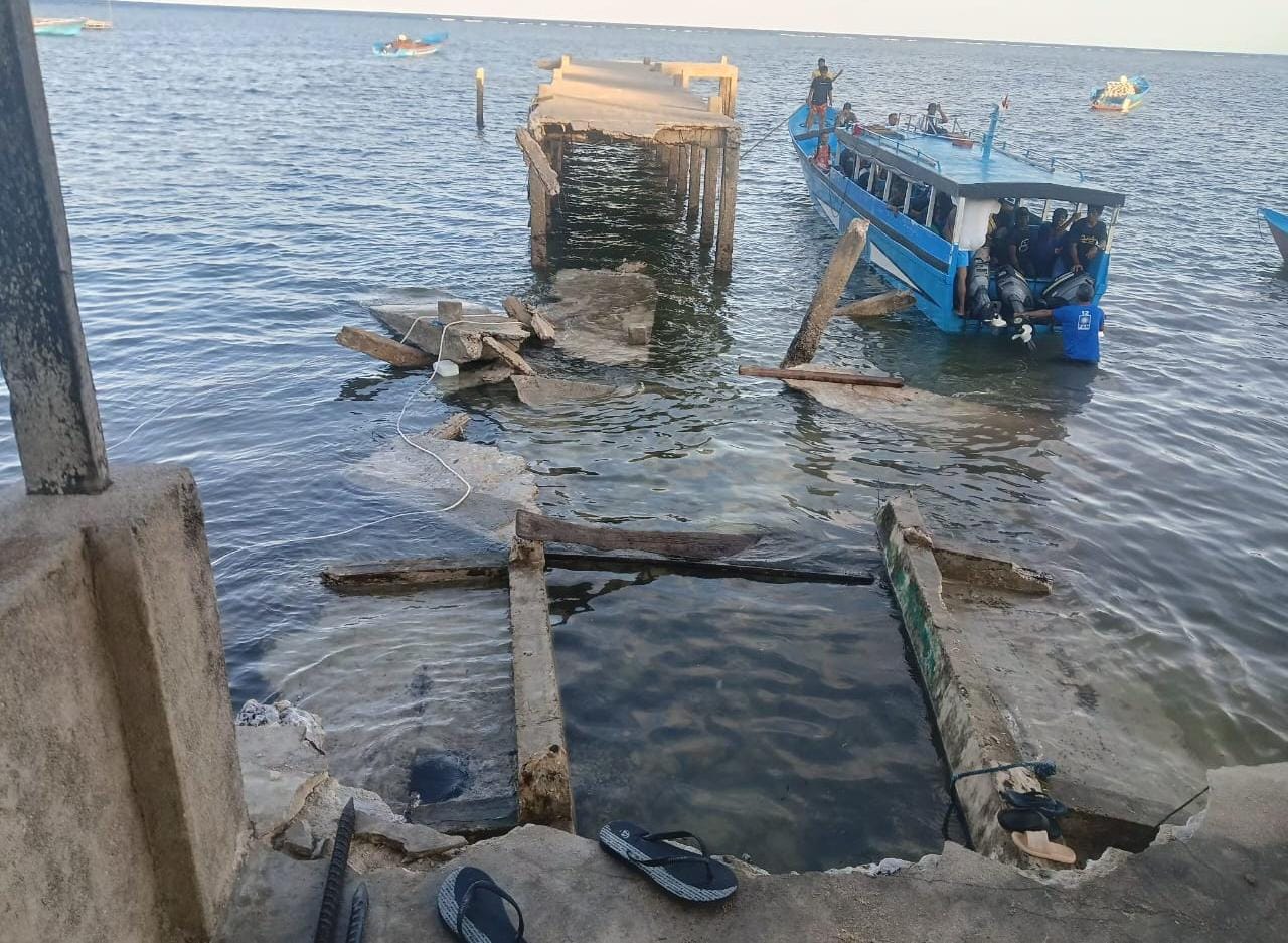 Puing-Puing Jembatan Ambruk