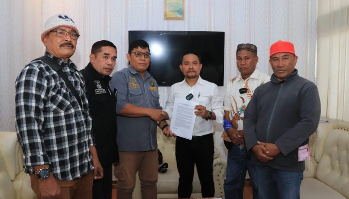 Demo Kejati Maluku Pendemo Minta Bebaskan Terdakwa Daud Sangdaji 