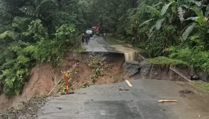 Badan Jalan Poros Wahai-Masohi Longsor, Akses Lumpuh