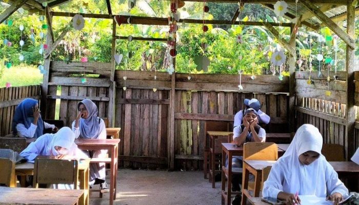 Siswa SMA Muhammadiyah Malteng Bertahan di Gedung Tak Layak