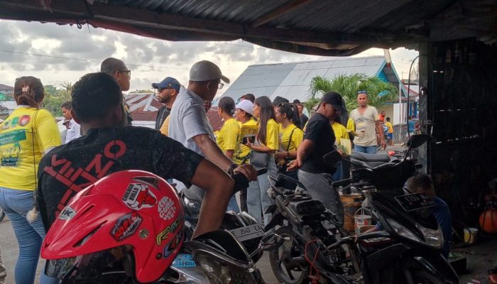 Boy Uwuratuw Sambangi Rumah ke Rumah, Obati Orang Sakit