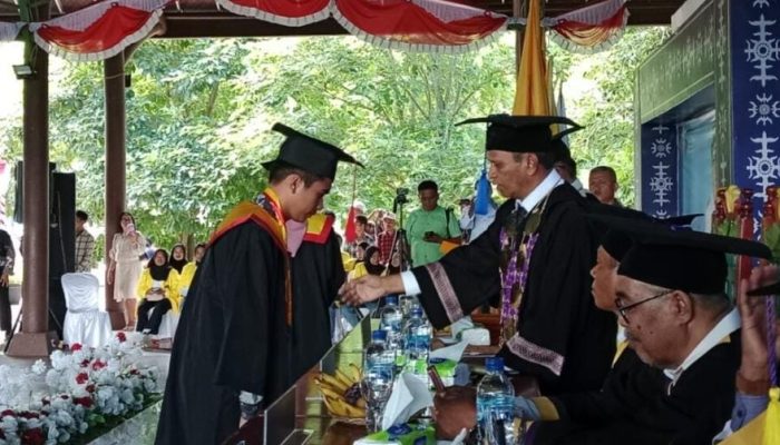 Universitas Djar Wattihelu Telorkan Wisudawan Perdana 