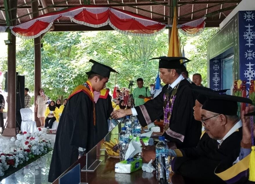 Wisudawan Perdana