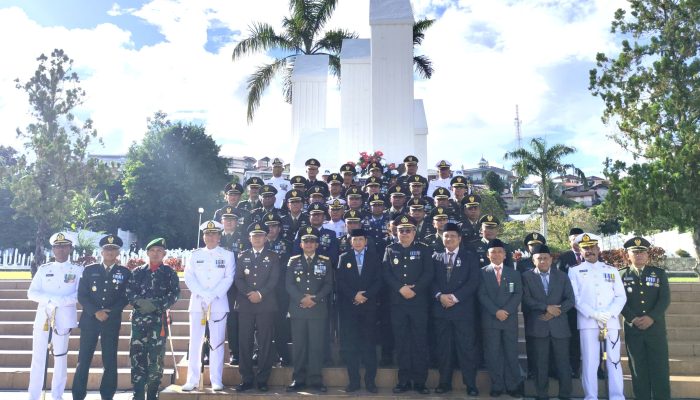 Peringati Hari Pahlawan Sadali Pimpin Ziarah dan Tabur Bunga