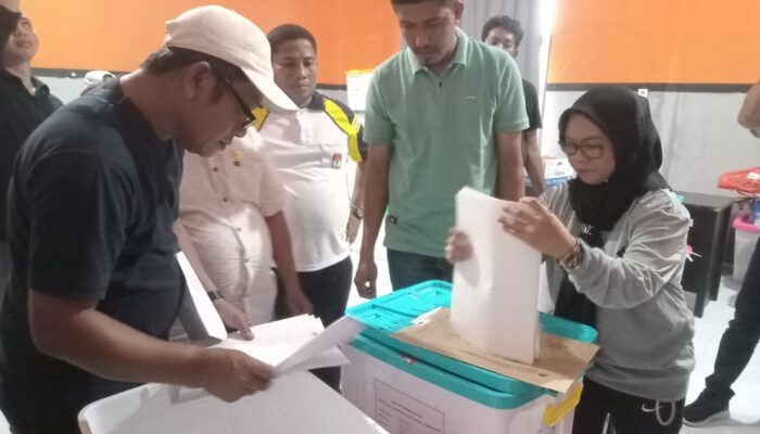 KPU Buru Buka Kotak Suara, Sejumlah Dokumen Tidak Ditemukan