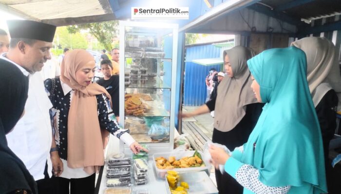 Bupati Malteng dan Istri Ngabuburit Sambil Borong Takjil