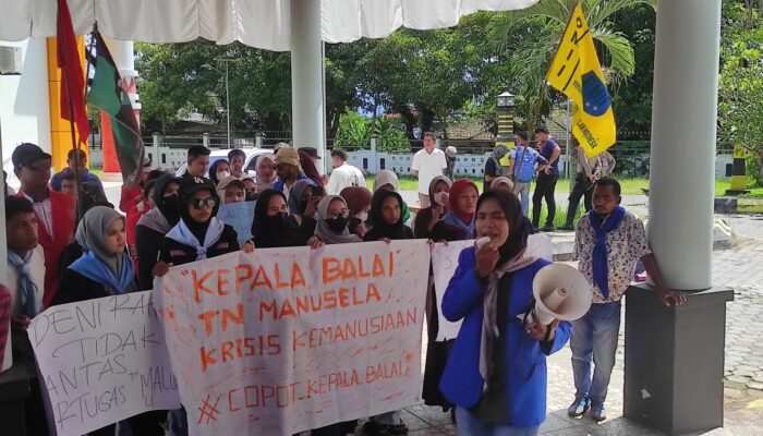 Massa Aksi Seruduk Balai TN Manusela, Desak Kepala Balai Dicopot