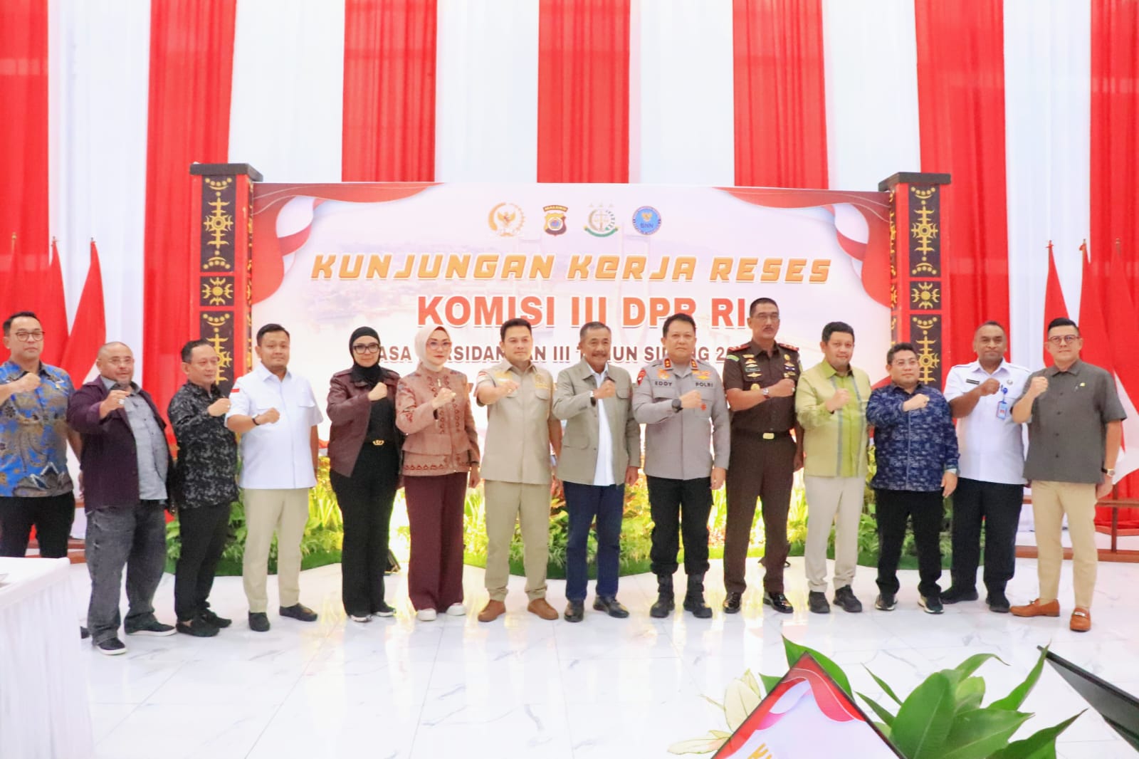 Pose Bersama