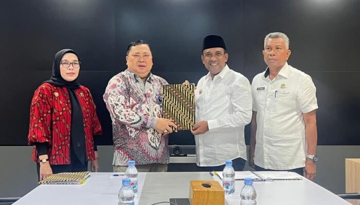 Bupati Maluku Tengah Terima Bantuan Bus Sekolah dari Kemenhub RI