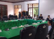 Aksi Demo di DPRD KKT