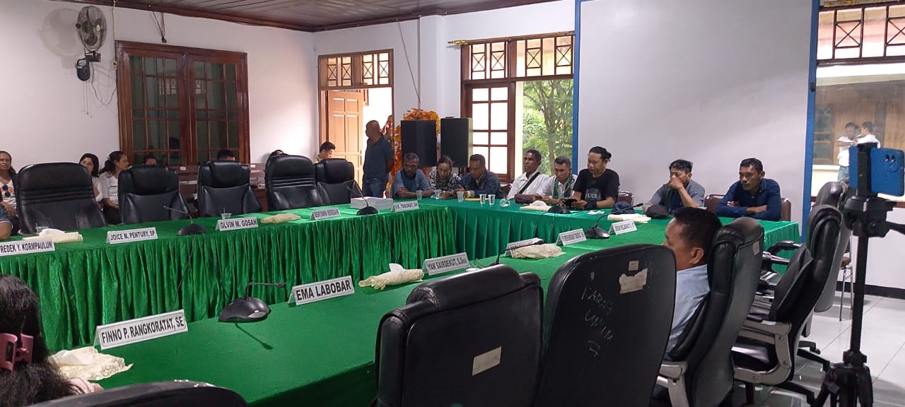 Aksi Demo di DPRD KKT