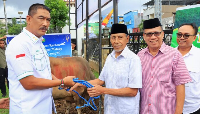 Kajati Agoes SP Salurkan Kurban di Masjid Al Fatah