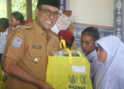 Bupati Malteng Salurkan Paket Bantuan untuk Siswa dan Pengurus Mesjid