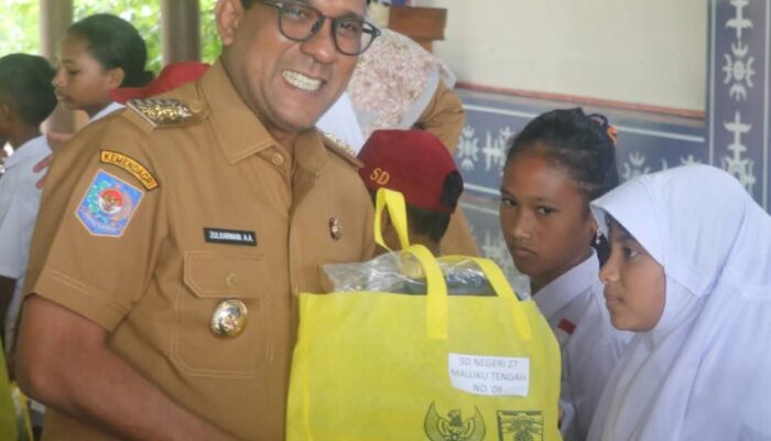 Bupati Malteng Salurkan Paket Bantuan untuk Siswa dan Pengurus Mesjid