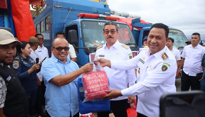 Gubernur dan Wagub Salurkan Bantuan ke Korban Banjir Ambalau