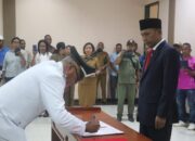 Lantik 5 Pejabat Kades dan 1 Saniri, Ini Pesan Sekda Rakib Sahubawa