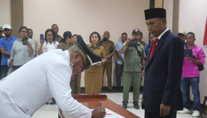Lantik 5 Pejabat Kades dan 1 Saniri, Ini Pesan Sekda Rakib Sahubawa