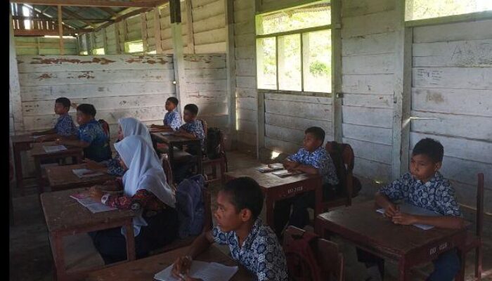 Bangunan Sekolah MTs Jembatan Basah SBT Nyaris Ambruk