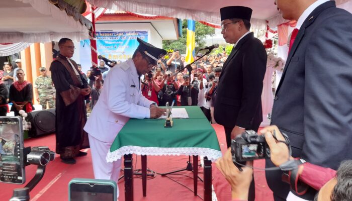 Mezaac Maurits Siloy Resmi Jadi Raja Negeri Amahusu
