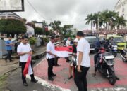 Gelorakan Semangat Merah Putih Jelang HUT RI, Polresta Ambon Sebarkan Bendera Merah Putih ke Warga