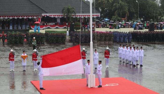 Hujan Lebat Upacara HUT RI Ke-80 di Maluku Berlangsung Hikmat