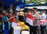 Kapolresta Ambon Bagi Ratusan Bendera Merah Putih di Kawasan Pasar Benteng