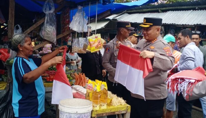 Kapolresta Ambon Bagi Ratusan Bendera Merah Putih di Kawasan Pasar Benteng