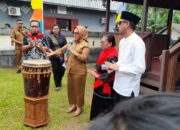 Ratusan Warga Hitu Lama Ikut Prosesi Pemasangan Atap Baileo Negeri Halong