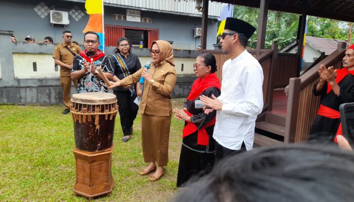 Ratusan Warga Hitu Lama Ikut Prosesi Pemasangan Atap Baileo Negeri Halong