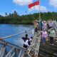 Ilustrasi Bendera di Jembatan Ambruk