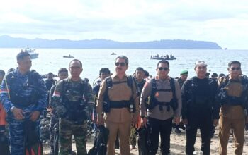 Pengibaran Bendera di Bawah Laut